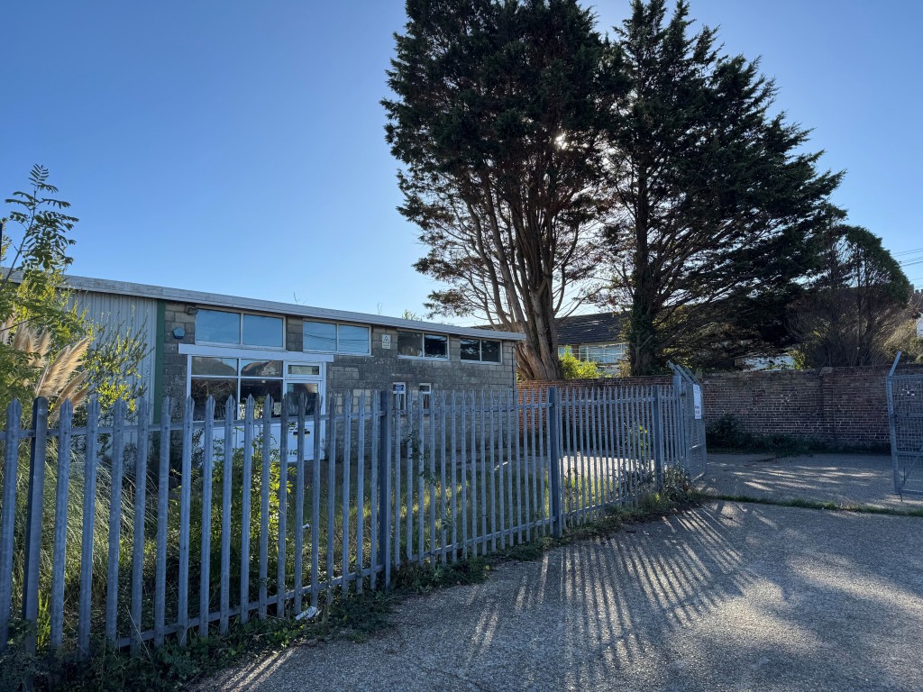 Lot: 76 - FREEHOLD VACANT TWO STOREY COMMERCIAL UNIT WITH GATED YARD - Looking at the Front from outside the yard